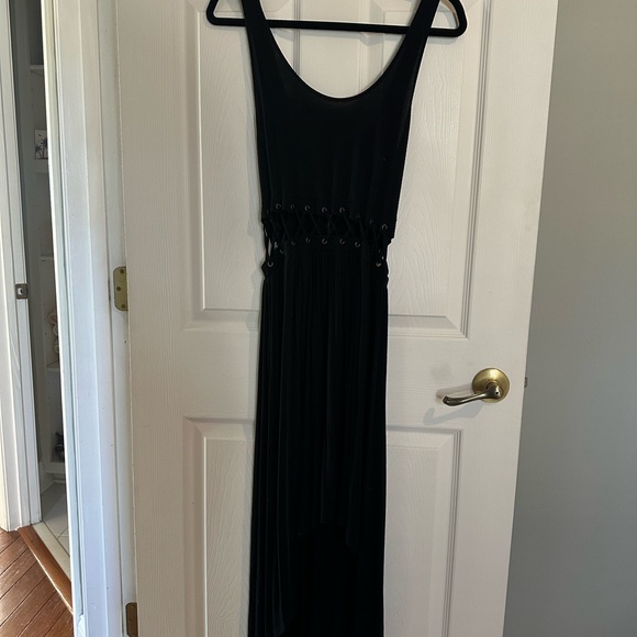 Elegant Black Sleeveless Dress - Picture 1 of 5